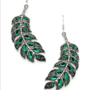 Like new LA eye candy green leaf earrings
